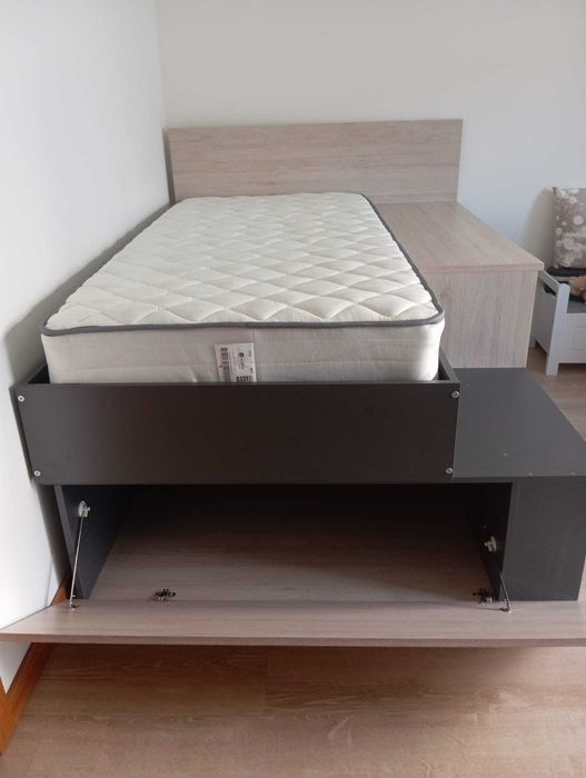 Cama com colchão para quarto individual com arrumação.