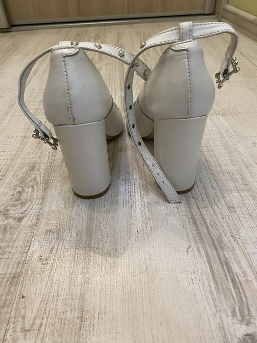 Шкіряні туфлі на каблуку білі