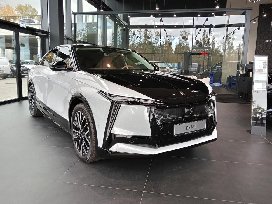 DS Automobiles N°8