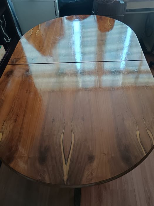 Mesa de madeira com 8 cadeiras