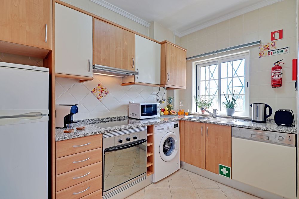 FÉRIAS EM VILAMOURA - Apartamento, em condominio com Jardim, Piscinas, Jacuzzi, e Garagem. A 1 km da praia da falésia
