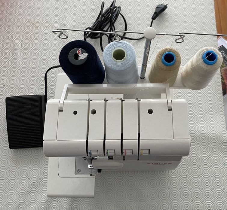 Máquina costura corte e cose SINGER UltraLock
