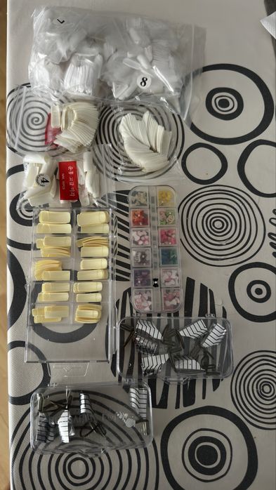 Vários artigos para manicure unhas, caixa com todo o material