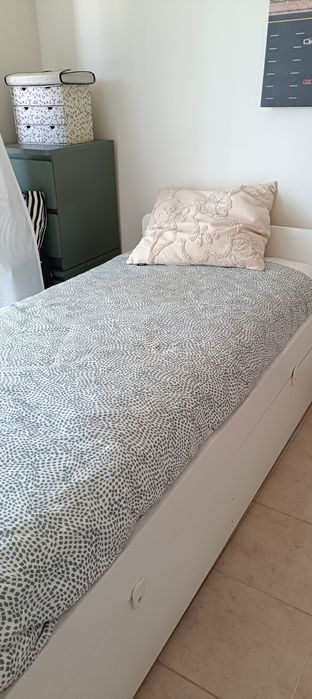 Cama dupla dois colchões e duas gavetas de arrumação.