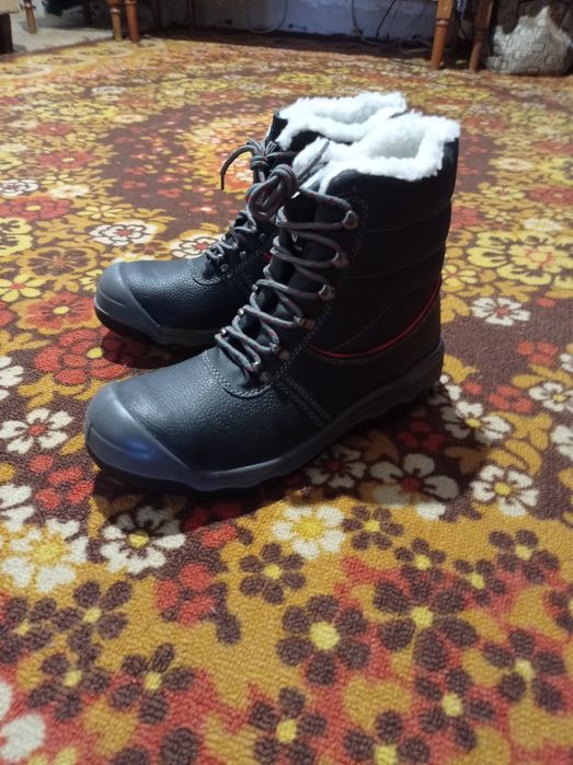 Зимняя спецобувь .