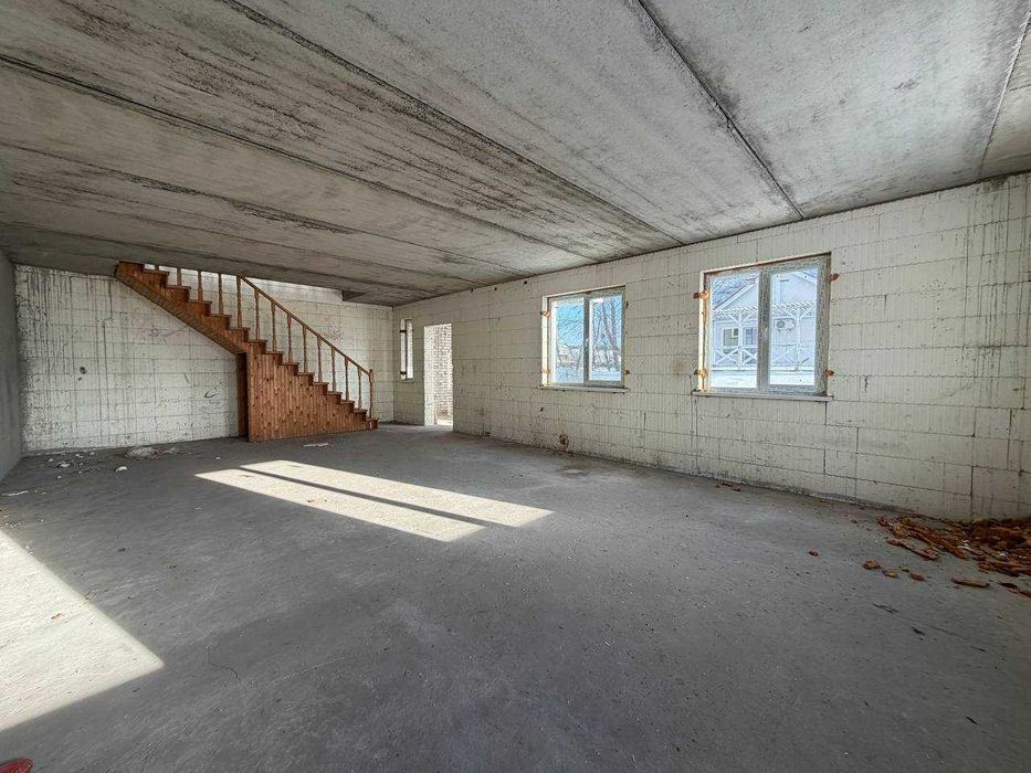 Большое помещение 900 м² с участком 15 соток в Гостомеле