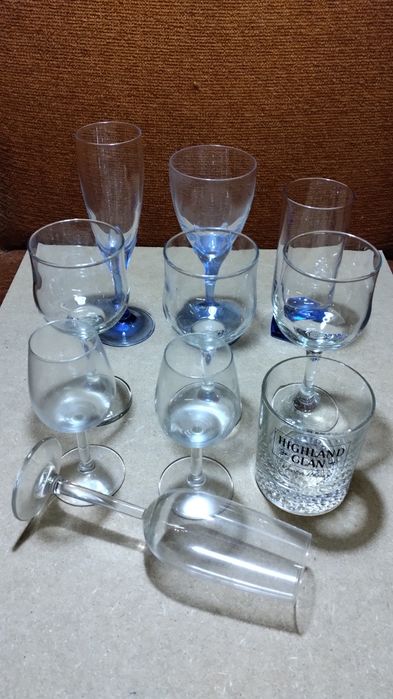 Vários copos e canecas novas e afins