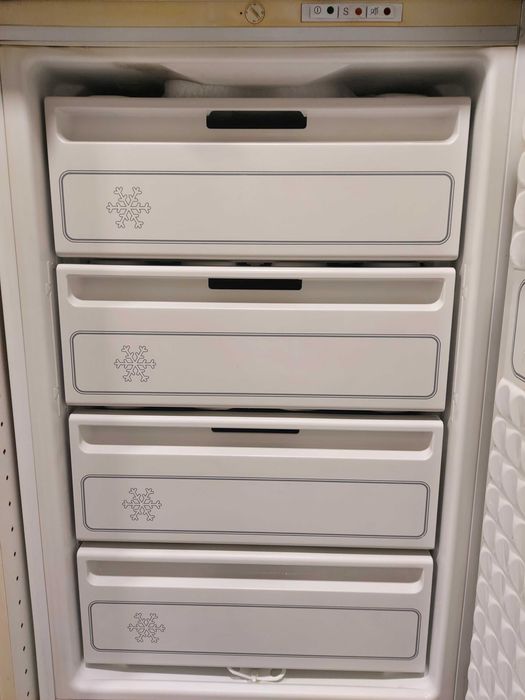 Arca congeladora de encrastar, marca De Dietrich em funcionamento