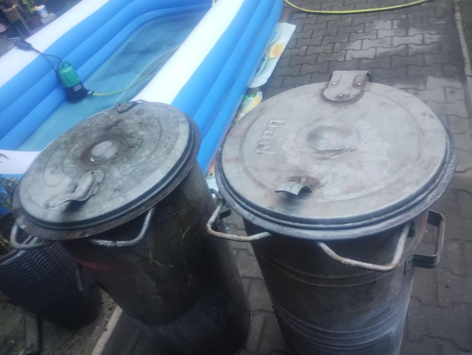 1 metalowy stary śmietnik