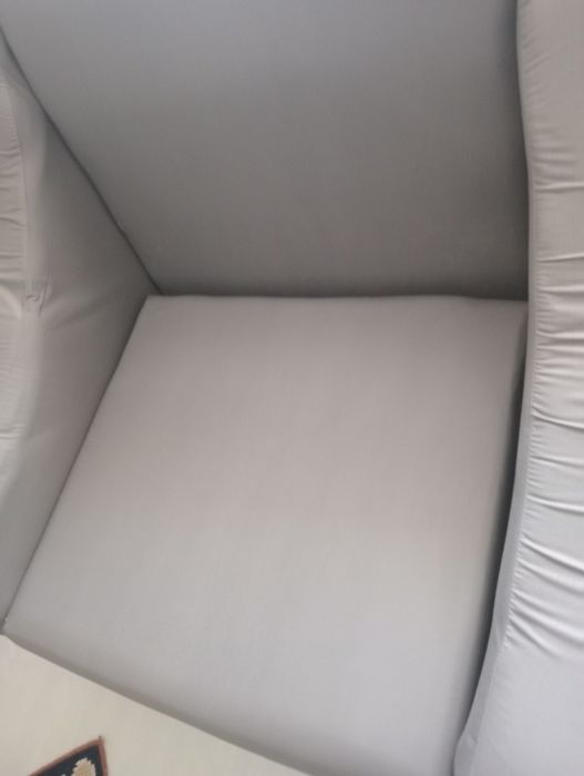 Sofá individual cor cinza com capa em tons de azul