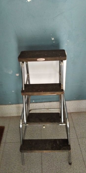 Banco almofadado c sistema escadote incluído ate uma altura de 80 cm