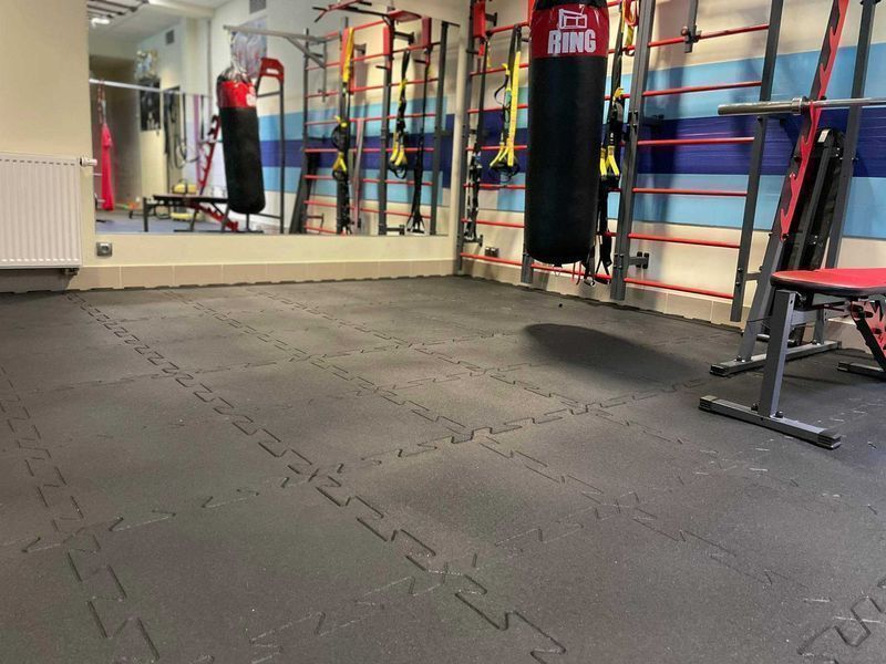 Pancerna, prosta w montażu podłoga do siłowni, mata pod sprzęt fitness
