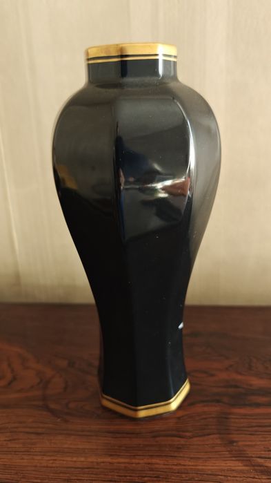 Vaso Decorativo NG Fine Porcelain – Preto com Flores Douradas