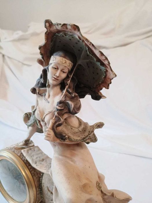 Estatueta com relógio