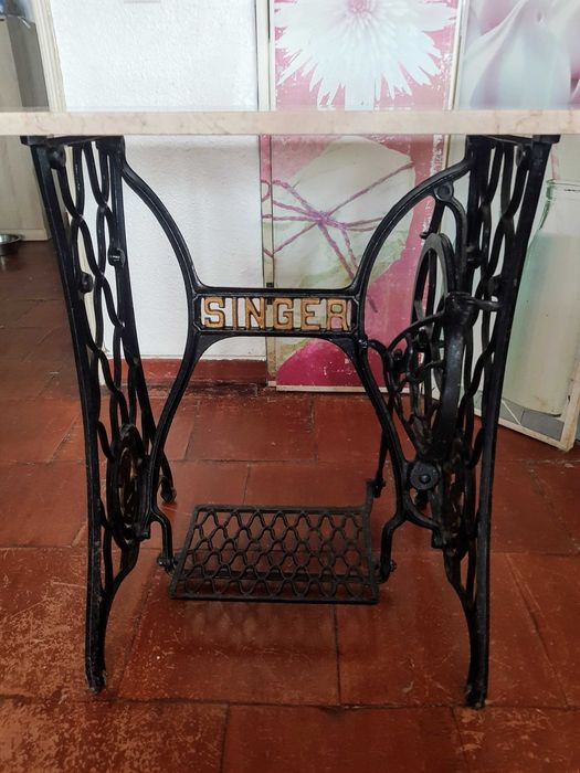 Mesa de Apoio em pedra mármore, com pés de máquina Singer