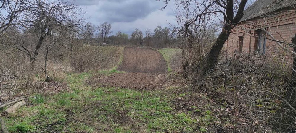 Продам земельну ділянку з будинком в с. Скраглівка