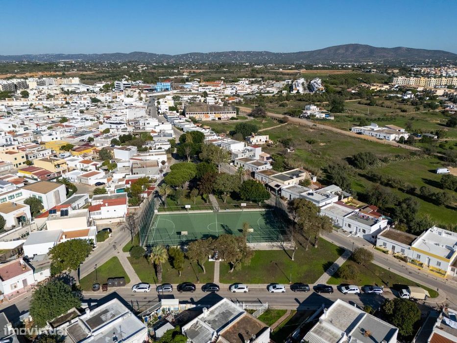 Oportunidade em Olhão: Moradia Térrea com Garagem e Grande Espaço Exte