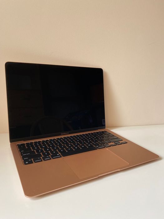MacBook Air M1 13.3” ROSE GOLD (2500 zł) + myszka Magic Mouse (300 zł)