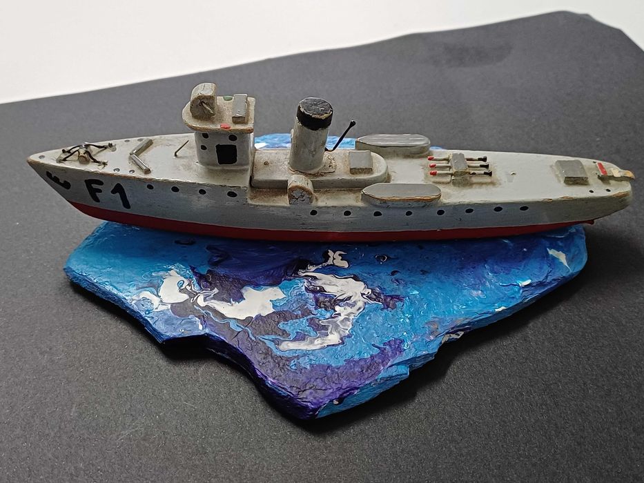 Navio antigo em diagrama de xisto pintado