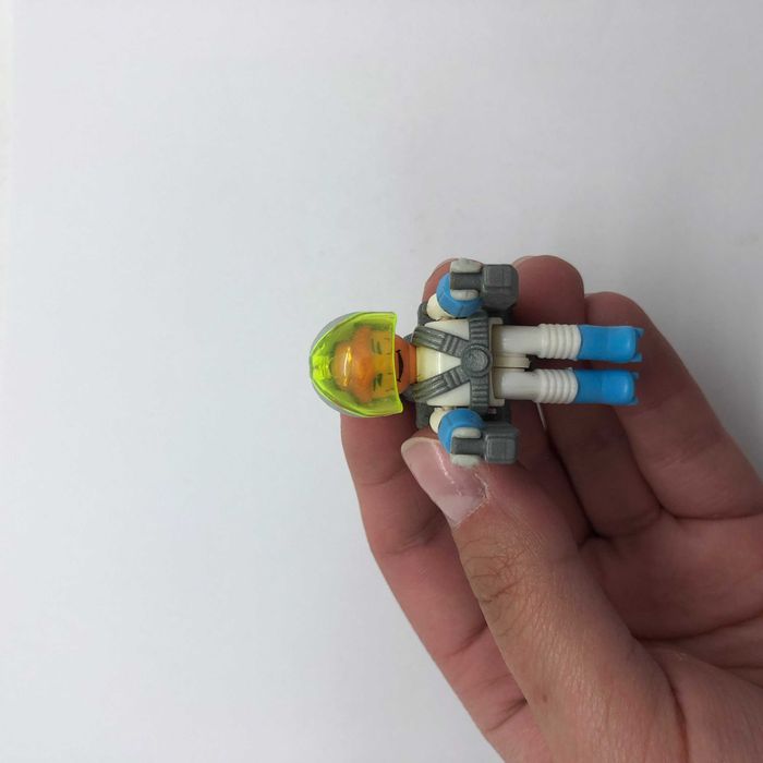 figurka astronauta z serii Space Crew firmy Kinder Surprise z 1996 roku (L122)