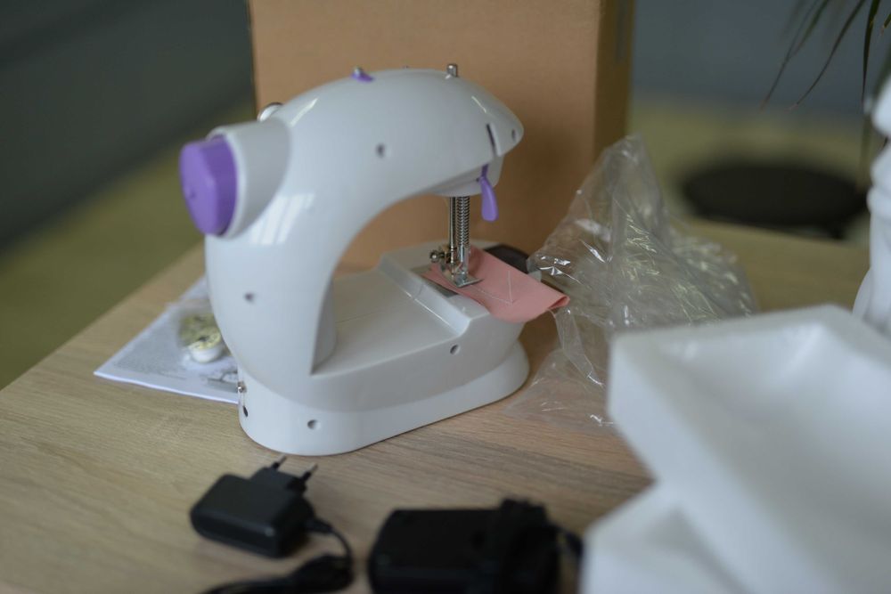 Електрична швейна машинка 6V  з аксесуарами