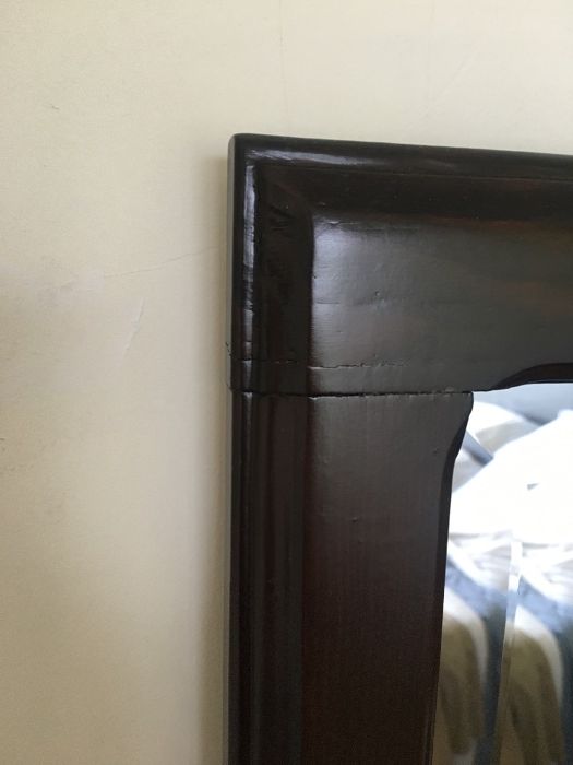 Espelho com moldura em madeira maciça