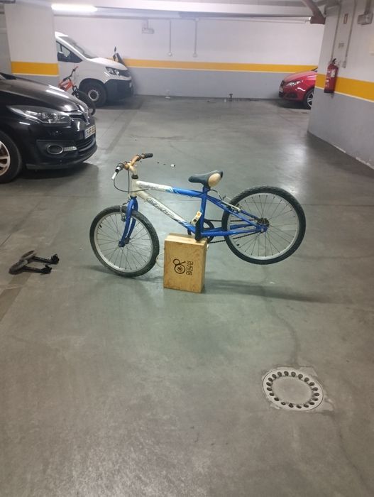 Bicicleta com rodinhas á parte