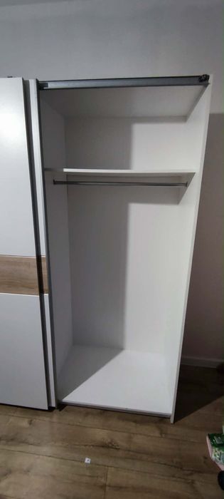 Szafa przesuwna biała drewno drążek na wieszaki półki