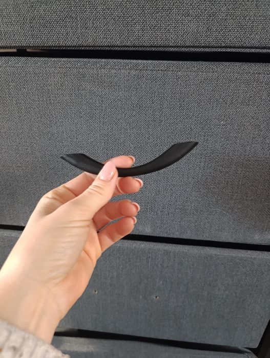 Czarna komoda materiałowa z 8 szufladami