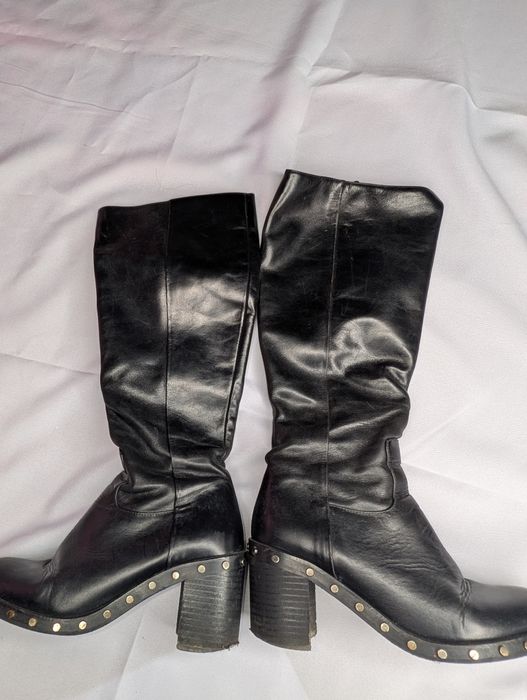 Сапожки чорні по периметру шипи, осінні без підкладки, шкіряні на підб