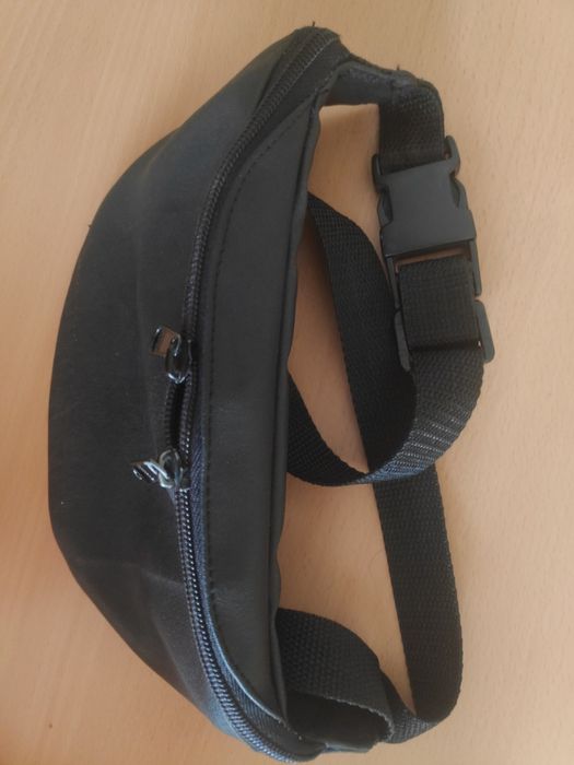 Bolsa de cintura em pele
