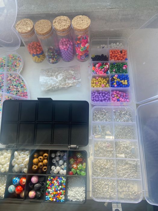 Missangas e material para fazer bijuteria
