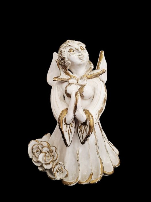Duża figurka ceramiczna Anioł z różami złocony vintage retro 20,5 cm