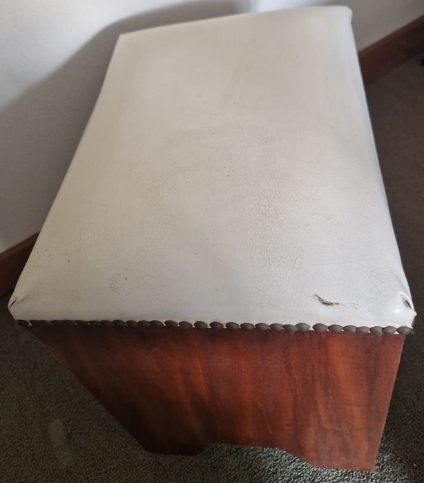 Banco /Repousa pés/ Banqueta de Piano Antiga (Vintage) com Prateleira de Pautas