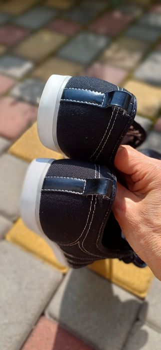 Кеди з текстилю Adidas.