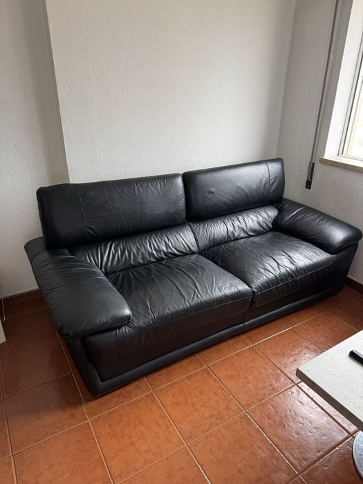 Sofá preto tamanho medio