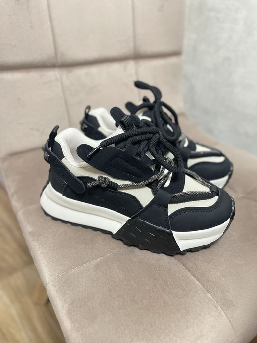 Кросівки на дівчинку