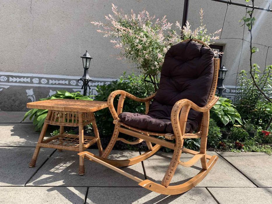 Крісло гойдалка плетене з лози, оплетене штучним ротангом
