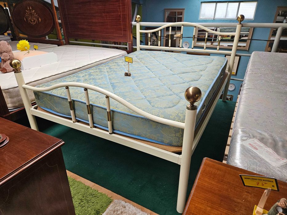 Cama em ferro com estrado e colchão - Bom estado geral