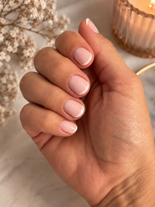 Modelki na paznokcie żelowe – delikatny French Gdynia