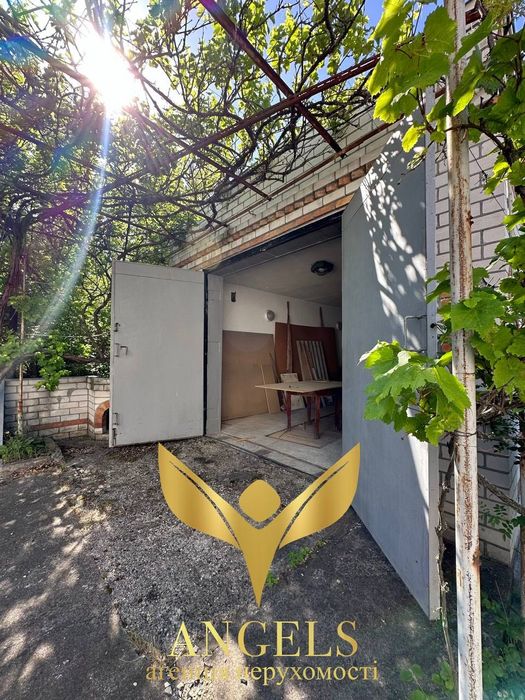 Продаж двоповерхового будинку із трьома гаражами та -1 поверхом