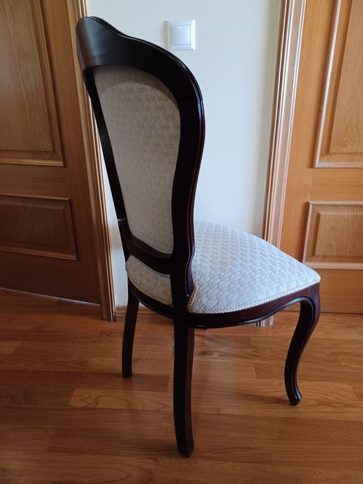 Cadeira nova, estofada a tecido creme claro