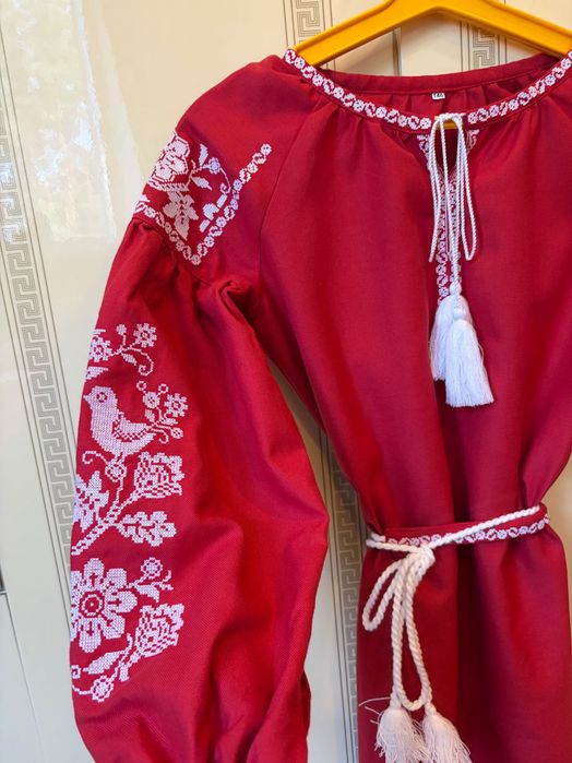 Вишите платтячко дівчинці