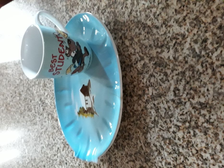 Prato de torradas com chavena de leite