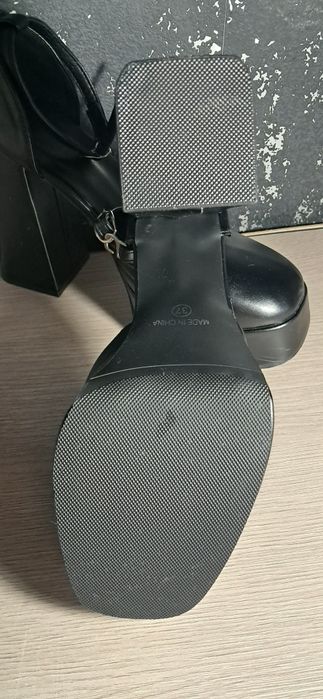 Elegancie buty na obcasie