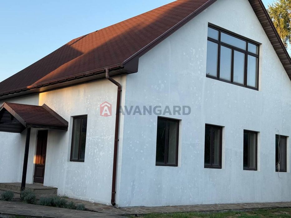 Продам дом 200 м2 с бассейном и баней в начале Обуховки.