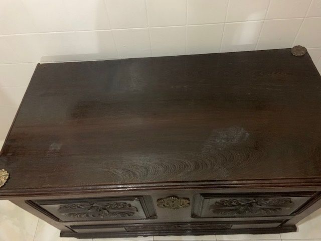 Arca de madeira escura