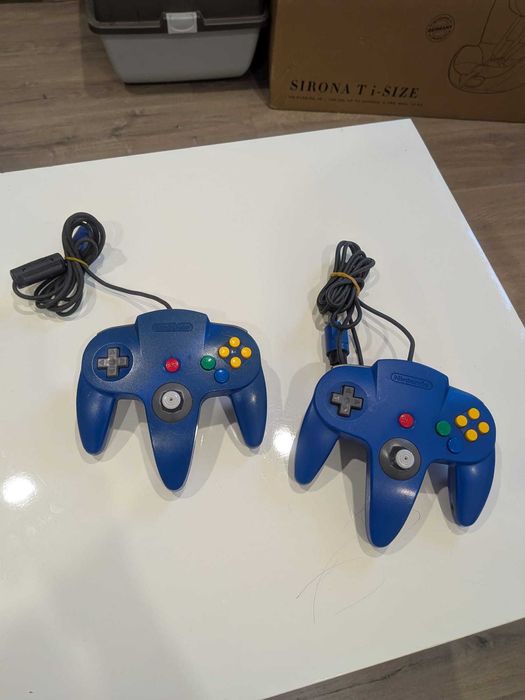 Vários artigos Nintendo 64 (consola, comandos, volante, acessórios)