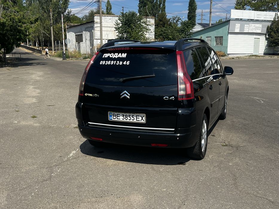 Продам отличный симейный автомобиль