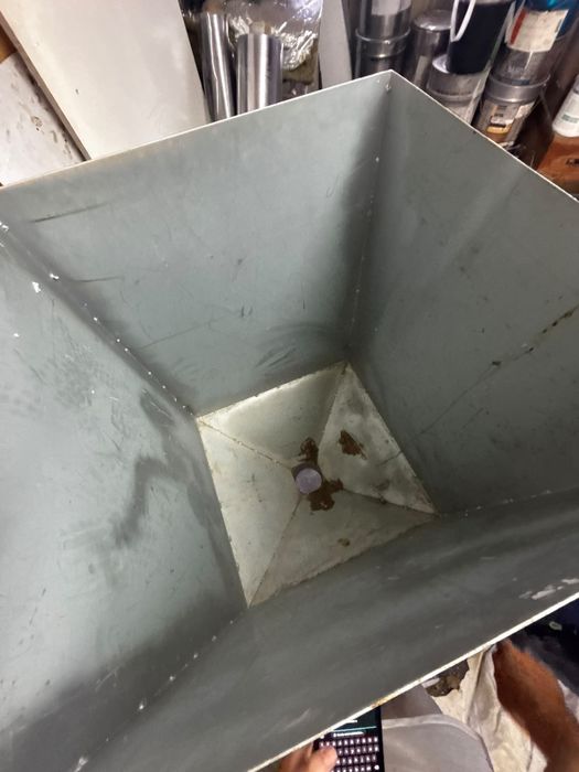 Silo / Depósito Cónico em Ferro com Pés de Apoio (Pellets / Ração / Resíduos)